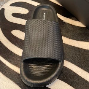 Brand new in box.  Mello Eva Slide. Size 8.